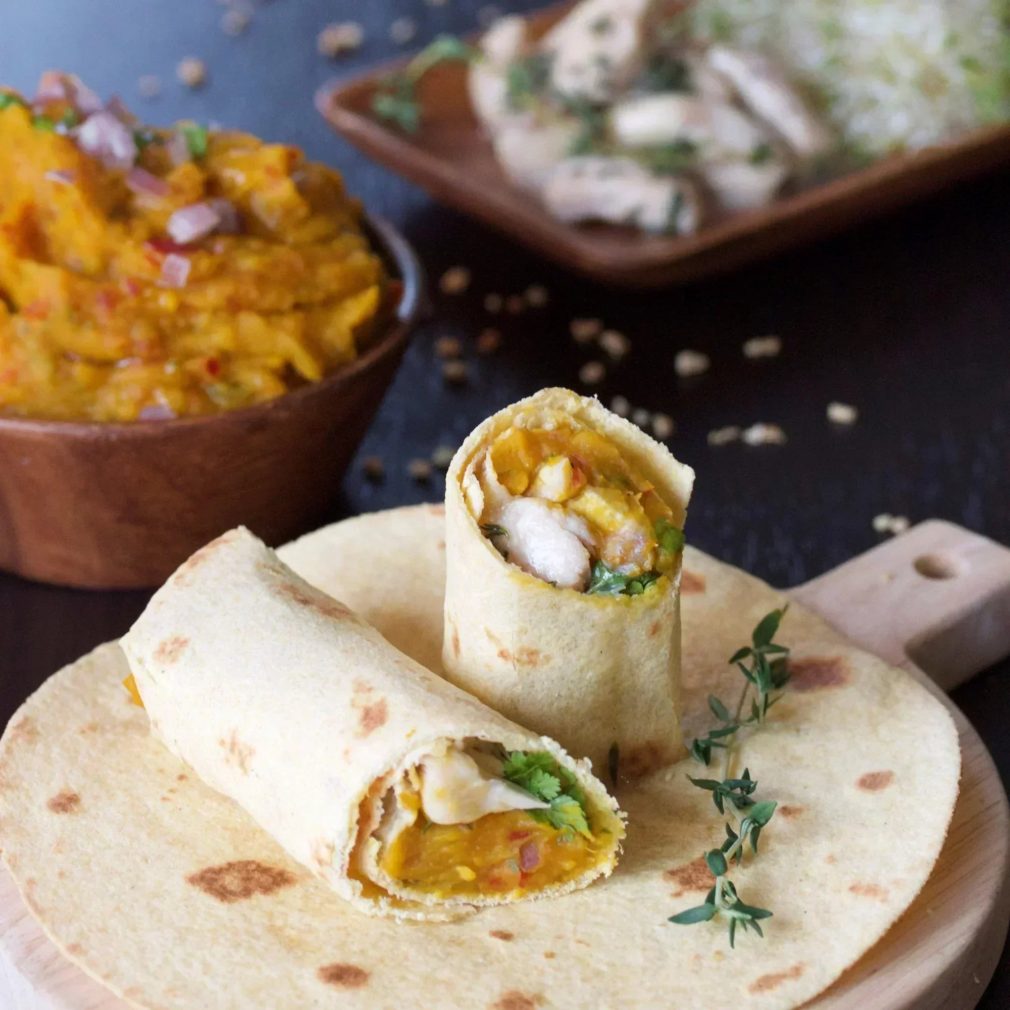 Glutenfreie Reis-Mais-Tortillas, mit Füllung zu einem Wrap gerollt und aufgeschnitten, servierbereit zum Genießen.